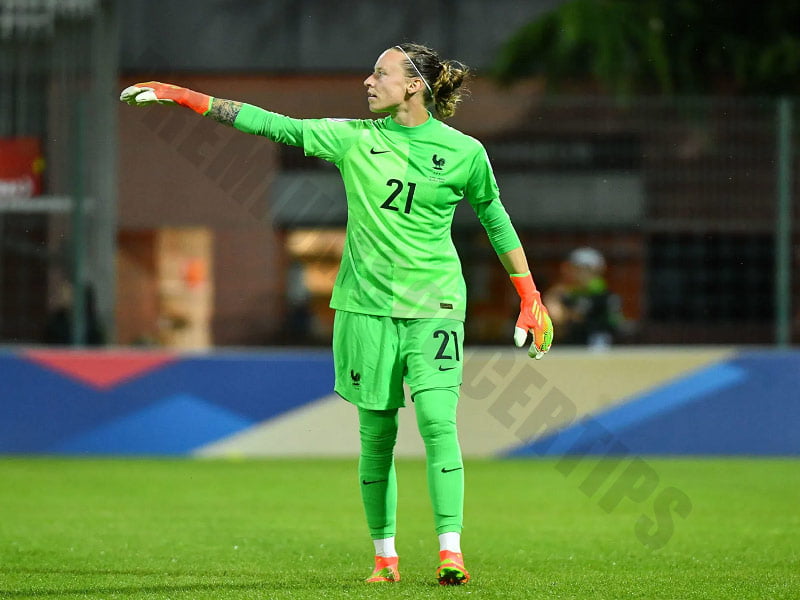 Pauline Peyraud-Magnin: Best women's goalkeeper