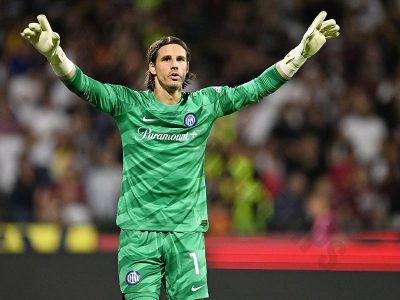 Yann Sommer - Soccer players with long hair and headband