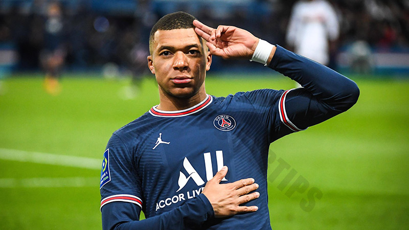 Fastest players to reach 100 goals​: Kylian Mbappe (PSG) - 137 games (2020)