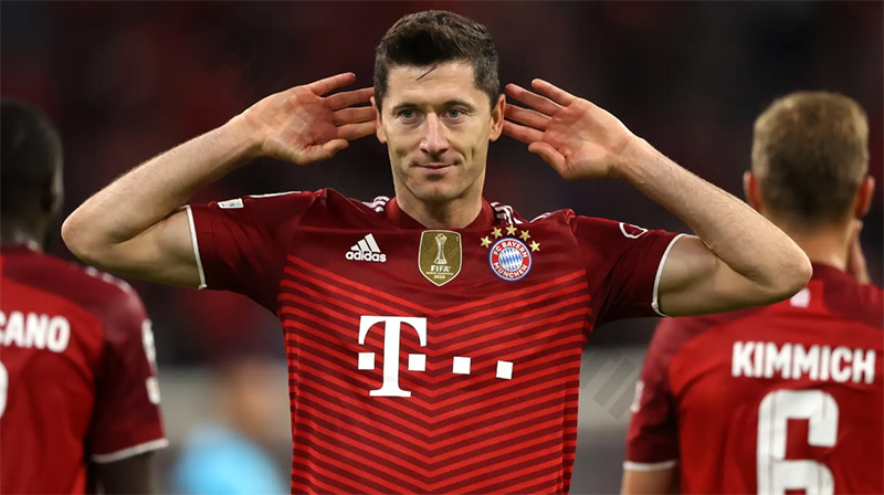 Fastest players to reach 100 career goals​: Robert Lewandowski (Bayern Munich) - 136 games (2017)