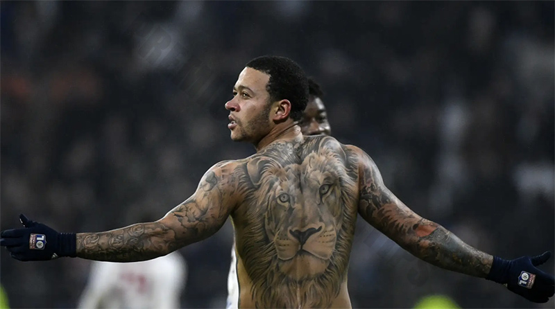 Depay's most prominent and recognizable tattoo is a large lion that spans his entire back