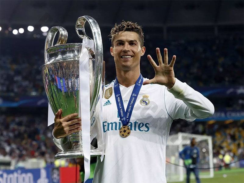 How many trophies does Ronaldo have?