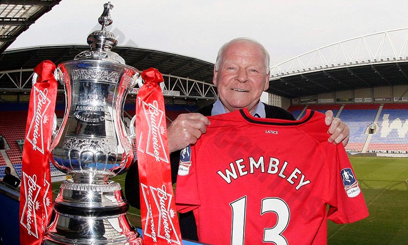 Who is the richest football player in the world​: Dave Whelan ($210 million)