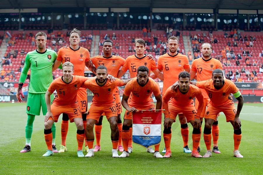 Best football team in the world country: Netherlands (1731.23 points)