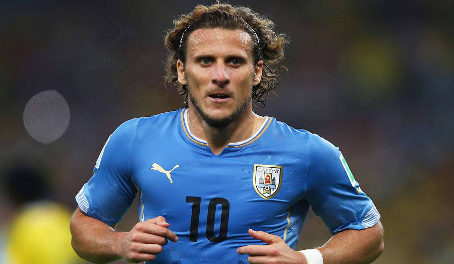 Diego Forlán - Sharp striker, hero of goals in decisive moments
