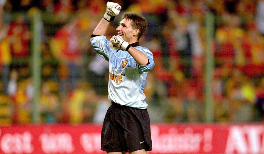 Guillaume Warmuz - The legendary goalkeeper, a solid stopper who helps Lens stand firm in life-and-death matches