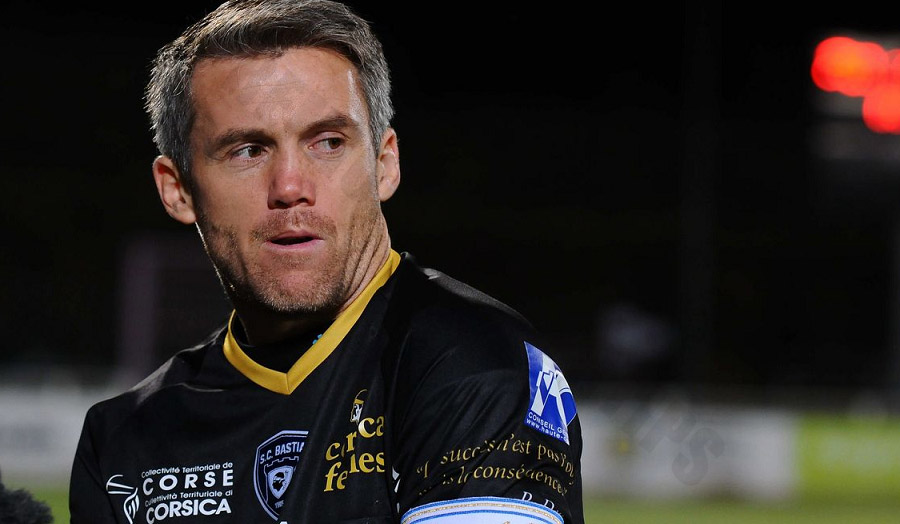 Mickaël Landreau – Goalkeeper with quick reflexes, holding the goal and organizing an effective defense