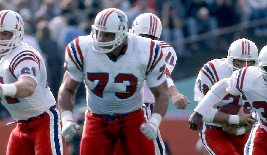 John Hannah smiling on the field in Alabama jersey