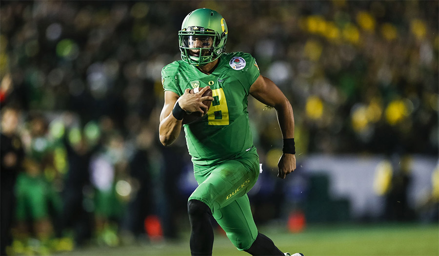 Marcus Mariota smiling in Oregon Ducks colors