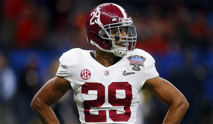 Minkah Fitzpatrick scanning the field in Alabama colors