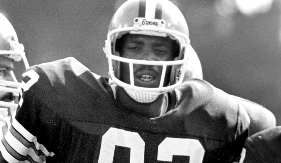 Ozzie Newsome in Alabama uniform preparing for a play