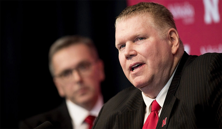 Dave Rimington snapping the ball at Nebraska